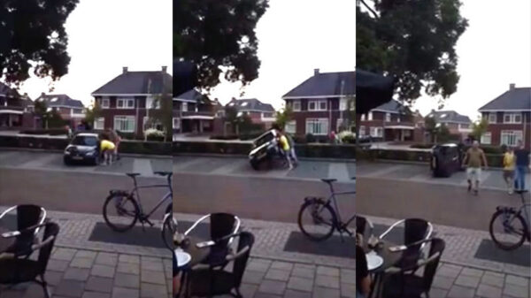 'Stoere' kerels knikkeren auto op z'n zijkant omdat 'ie niet netjes staat geparkeerd
