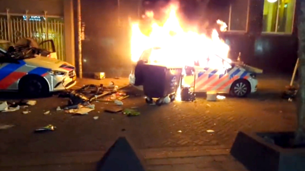 De pleuris breekt uit in Rotterdam tijdens demonstratie, politie bekogeld en lost schoten