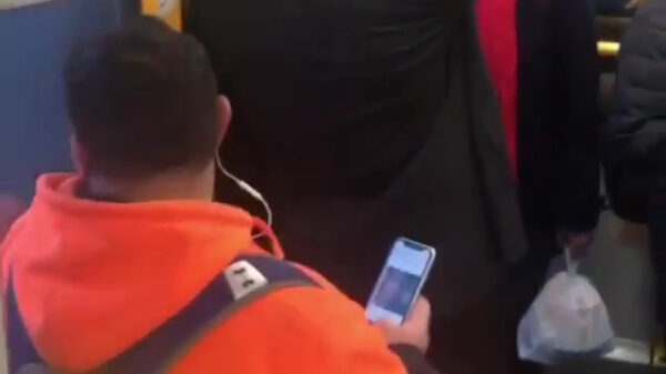 Vingervlugge Japie is hard op weg om Tinder uit te spelen