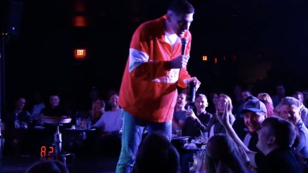 Vertel tijdens standup-comedy nooit dat je vriendin nèt 18 jaar is geworden!