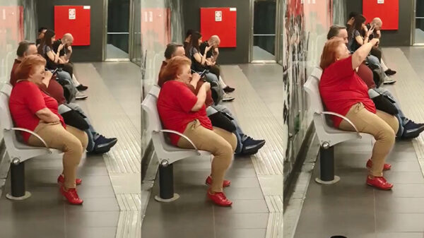 Bejaarde vrouw is bezig met haar jaarlijkse grote schoonmaak