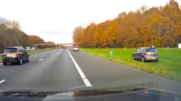 Held van de dag ramt op A28 een slingerende auto van vrouw die bewustzijn verloor