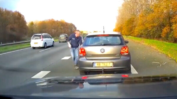 Held van de dag ramt op A28 een slingerende auto van vrouw die bewustzijn verloor