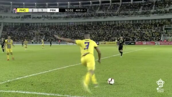 De Franse verdediger Hérold Goulon scoort een wereldgoal van eigen helft