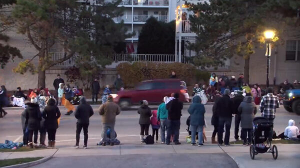 Auto knalt op volle snelheid door Amerikaanse kerstparade: 5 doden en meer dan 40 gewonden