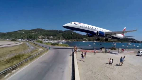 De landing van een vliegtuig op het Griekse Skiathos is ook fascinerend om te zien