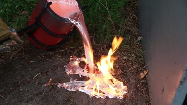 Wat gebeurt er als je een wespennest volgooit met gesmolten aluminium?