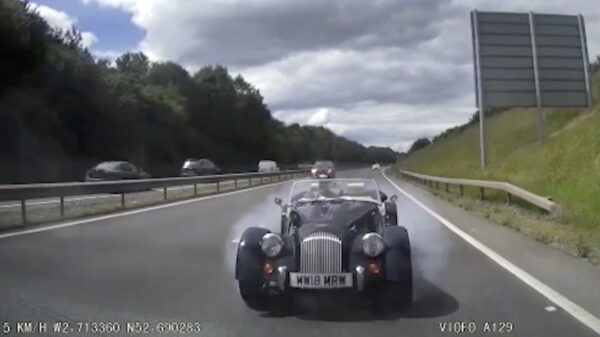 Opa in oldtimer let ff niet op en klapt vol op langzaam rijdende SUV