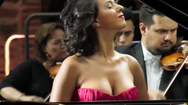Khatia Buniatishvili speelt Schumann in dubbel-D mineur