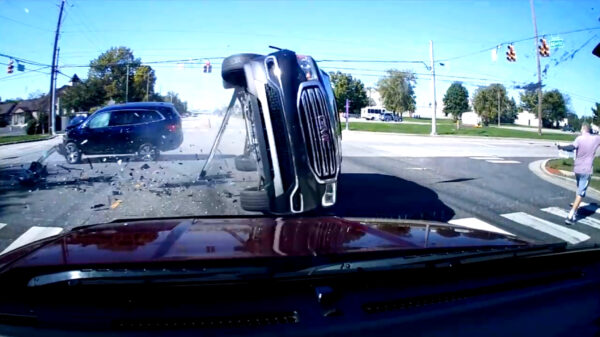 Verkeershufter jankt door rood en wordt gelanceerd door auto van rechts