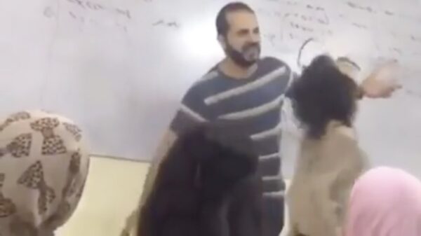 Egyptische leraar spankt studente vol op d'r kadetten