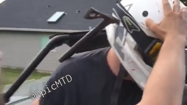 Met een bijl naar je vriend gooien is waarschijnlijk niet de meest doordachte stunt van het jaar