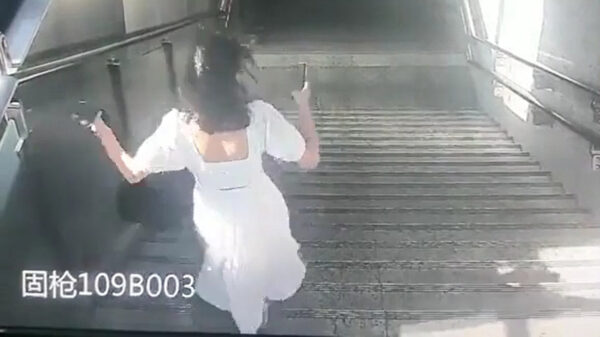 Truus Lee valt van de trap als ze te druk met haar telefoon bezig is