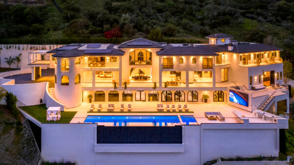 Tijd voor een rondleiding door een bizarre villa in Bel-Air van 78 miljoen