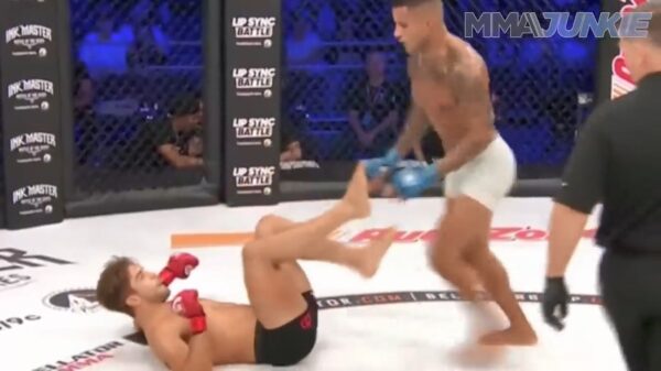 MMA'er Alfie Davis wint gevecht van Jorge Kanella na illegale trap!