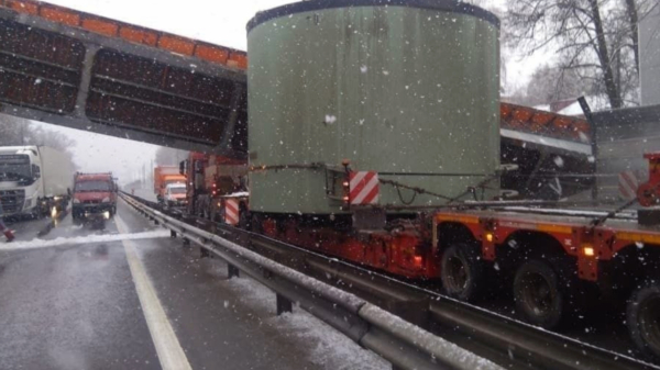 Russische vrachtwagenchauffeur schat hoogte verkeerd in en sloopt wandelbrug