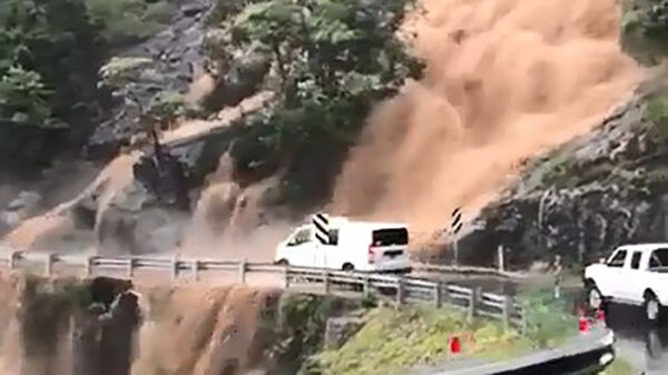 Met knikkende knieën langs een waterval rijden na hevige regenval