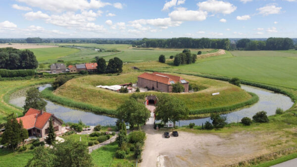 Laat je innerlijke ridder los en koop voor €1.500.000,- dit brute fort in Hedikhuizen
