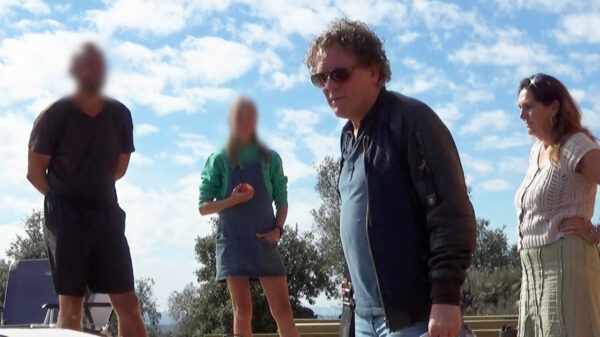 Kees van der Spek sloopt complot-oplichter met heerlijke maar dodelijke opmerking