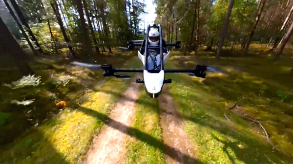 Een ontspannen stukje door het bos vliegen met een Jetson ONE