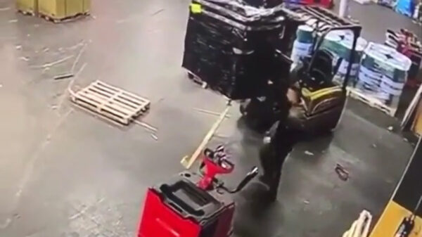 Magazijnmedewerker krijgt het aan de stok met een stugge pallet