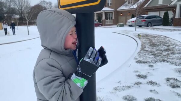 Moeder van het jaar filmt uitgebreid haar kind en zijn vastgevroren tong