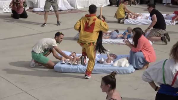 Spanjaarden springen voor geluk over baby's tijdens El Colacho