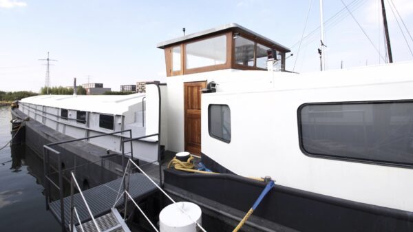 Verbouwd stalen vrachtschip van 250m﻿2 te koop: verkeert in nieuwstaat!