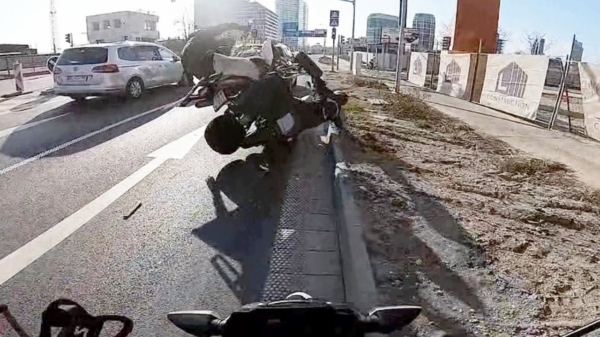 Motorrijder krijgt plotseling een wheeliende quad in zijn nek