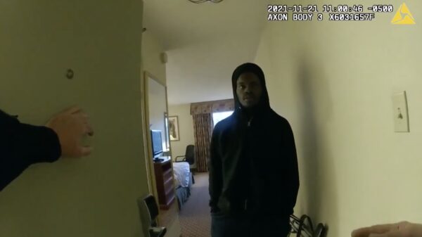 19-jarige verdachte probeert te ontsnappen door dwars door het raam te springen