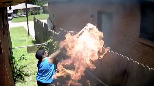 Buurvrouw 'from hell' schiet op buren en gooit brandbom naarbinnen