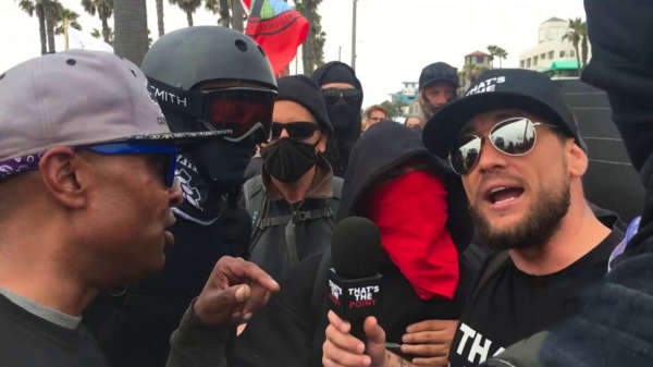 Troll-'jounalist' Brandon bezoekt Antifa-demonstratie die spontaan in een bokswedstrijd verandert