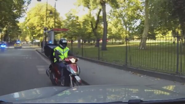 Scootertuig wordt vakkundig overhoop gereden en gepeppersprayed door de engelse politie