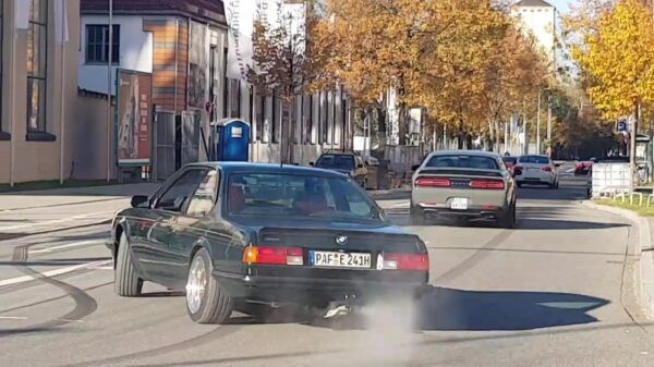 Duitse driftkneus probeert indruk te maken op een groepje autofanaten