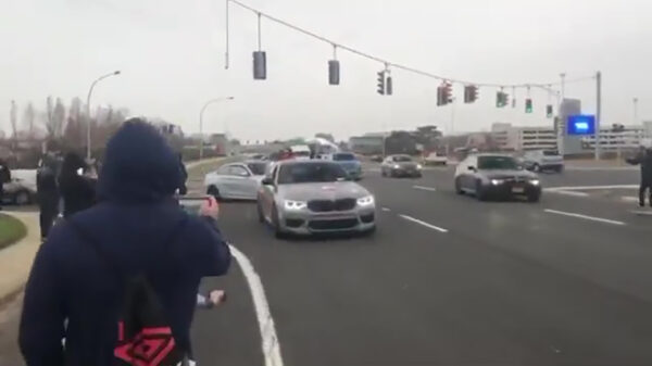 Uitslover in BMW M2 Competition laat effe zien hoe je een burn-out maakt