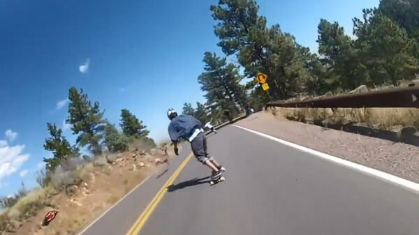 Longboarder jankt naar beneden en kan overstekende Bambi net niet ontwijken