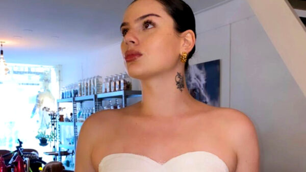 De laatste loodjes van de zwangere Famke Louise worden met een gipsbuik gevierd