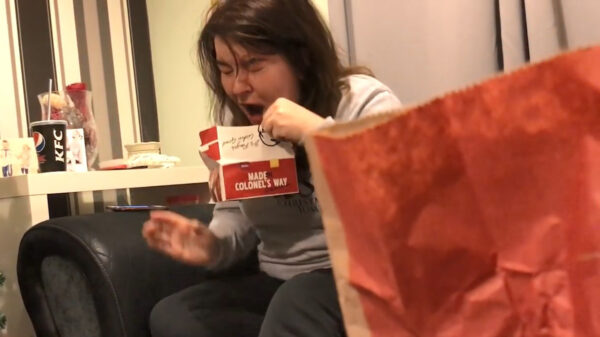 Vriendin trekt een behoorlijk zuur gezicht nadat ze wordt getrolled