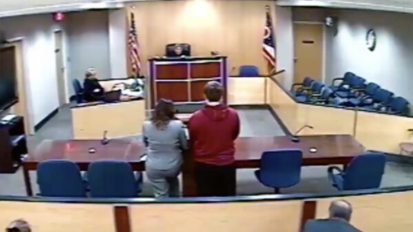 Road rager wil niet de gevangenis in, vlucht de rechtbank uit en crasht zijn auto