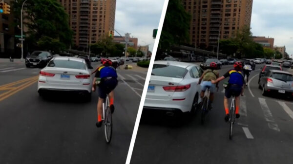 Wielrenners komen even op adem door slim aan een auto te hangen, dachten ze