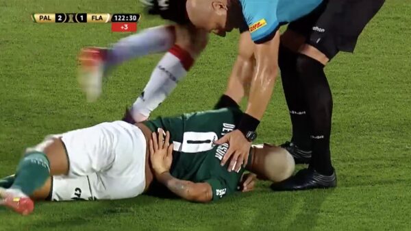 Deyverson maakt zichzelf compleet belachelijk met meest gênante schwalbe aller tijden