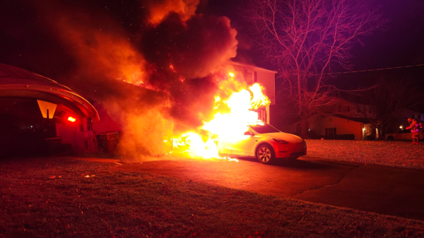 Tesla in Pennsylvania vat vlam tijdens opladen en zet ook het huis in lichterlaaie