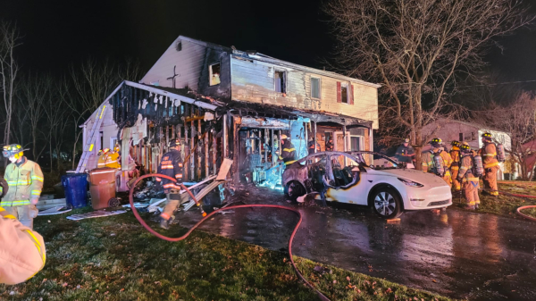 Tesla in Pennsylvania vat vlam tijdens opladen en zet ook het huis in lichterlaaie