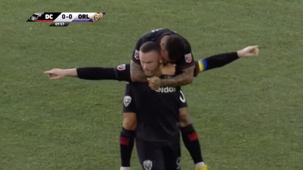 Wayne Rooney kan het nog steeds en scoort heerlijk doelpunt vanaf eigen helft!