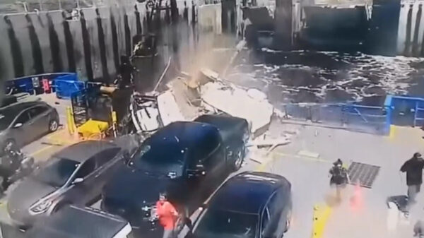 Camperbestuurder overleden nadat hij zijn gevaarte bovenop een veerboot lanceert