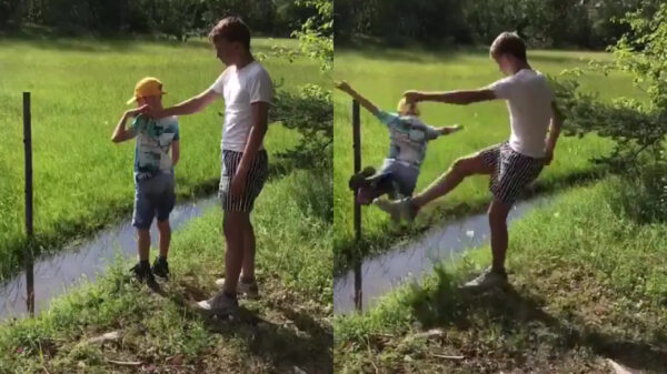 Je kleine broertje van de wal keihard in de sloot helpen