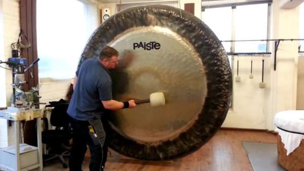 Deze 80" gong van Paiste klinkt als de soundtrack van de hel