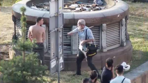 Ondertussen in Rusland: opa heeft het aan de wandelstok met brutale puber