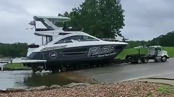 Vrachtwagenchauffeur geeft masterclass hoe je een duur jacht niét moet vervoeren