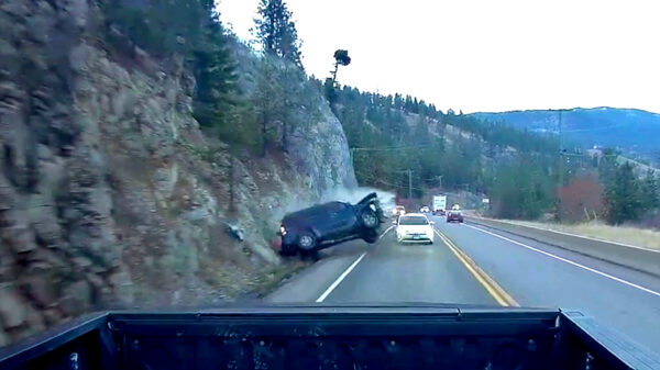 SUV maakt harde klapper als hij aan de politie probeert te ontsnappen